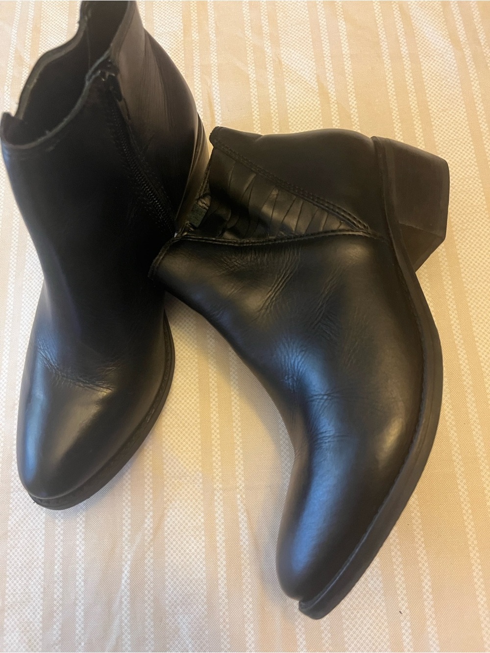 Matisse women’s Black Leather Ankle Boots size 8 Made in Brazil.